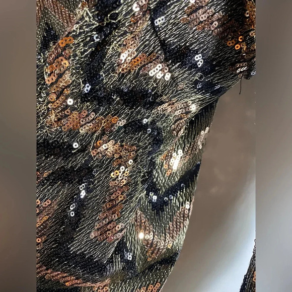 Ready for a party Zigzag Sequin Dress Forever 21 - Picture 3 of 8